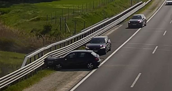 Kiegyenesítette a kanyart egy figyelmetlen autós az M86-oson, a szalagkorlát fogta meg – videó