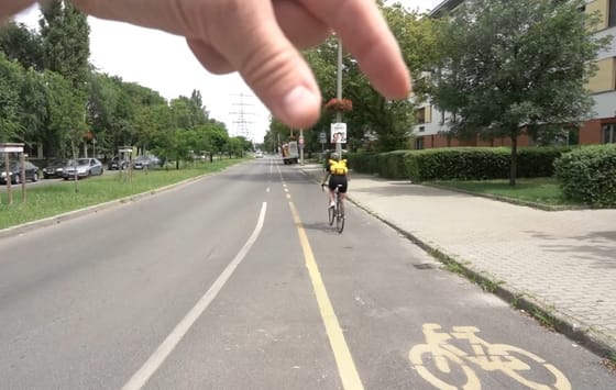 A bicikliseket akarták oktatni a rendőrök, de a szabálytalanul parkoló teherautó nem tűnt fel nekik