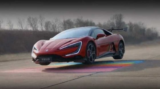 Képes átugrani egy szöges akadályt is a BYD 1287 lóerős szupersportkocsija – videó