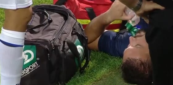 Öt percig kellett ápolni a Paks ellenfelének gyúróját, mert az egyik magyar szurkoló fejbe dobta egy zacskó szotyival – videó