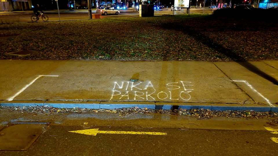 Nyomoz a rendőrség, mert valaki Delhusa Gjon szabálytalan parkolásán gúnyolódott