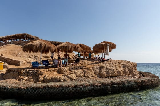 Elsüllyedt egy hajó Egyiptom partjainál, több tucat ember eltűnt