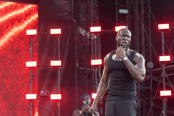 Mobilozott Stormzy a Rolls-Royce volánjánál, eltiltották a vezetéstől