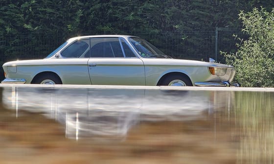 Csillogó króm csoda és kék bohóccipő: régi BMW-kkel ünnepeltük magát a vezetés élményét