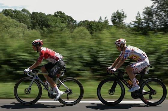 Kaotikus befutó a Tour de France-on: 65 km/h-val ugratták át az egyik földre eső versenyzőt