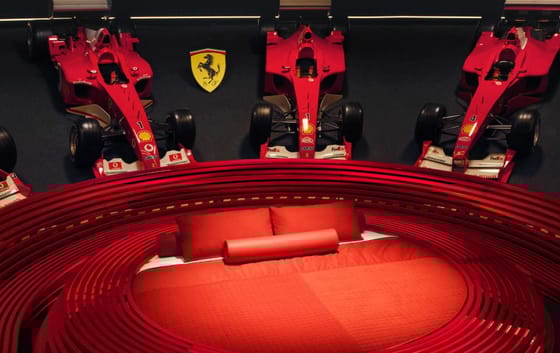Éjszaka a múzeumban Ferrari-módra: a Forma–1-es autóik között lehet tölteni egy estét