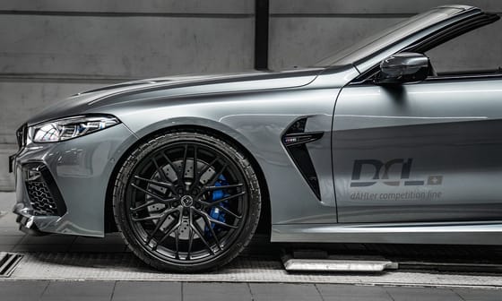 740 lóerő talán már elég lehet a BMW biturbó V8-as kabriójában