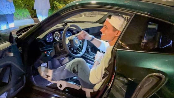 Monacói villantás: Norris új Porschéval, Sainz ritka Ferrarival ment közös vacsorára – videó