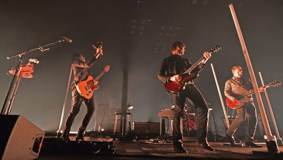 Sürgősségi műtétet kellett végrehajtani a frontemberen, lemondta európai turnéját a Queens of the Stone Age