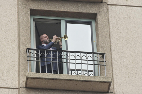 Egy szálloda ablakából trombitálta el a Börtön ablakából-t Szabó Bálint az Orbán-beszéd után