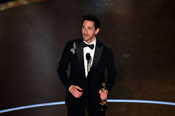 Adrien Brody nemcsak egy Oscar-díjat kapott, hanem egy hatalmas csókot is