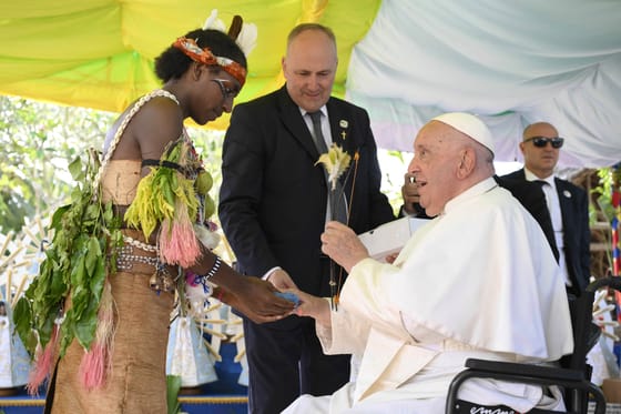 Pápua Új-Guineában, helyi viseletben misézett a pápa