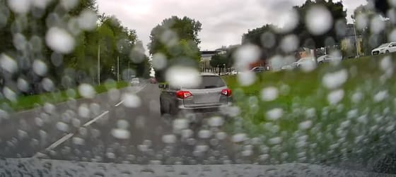 Jobbról, az útról letérve előzött meg egy tanulóautót egy suzukis Kaposváron – videó