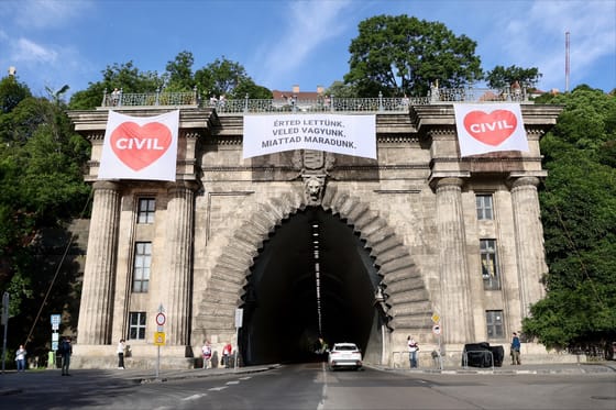 Molinóval akcióztak a civilek a Váralagútnál, tiltakoztak a kormány törvénytervezete ellen
