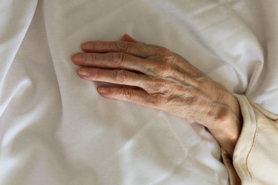 Megszavazta a londoni parlament, hogy a gyógyíthatatlan betegségben szenvedők segítséggel véget vethessenek az életüknek