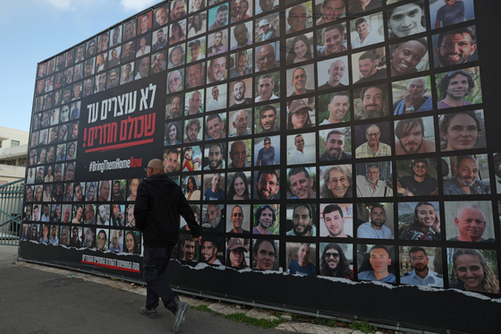 Izrael azzal vádolja a Hamászt, hogy egy azonosítatlan holttestet adott át