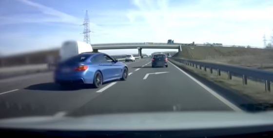 Két BMW-s is sértődötten büntetőfékezgetett, mert felidegesítették őket – videó