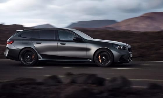 17 év után a BMW új M5 sportkombival rukkolt elő, itt a 727 lóerős puttonyos szörnyeteg