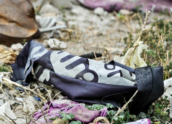 Rajtaütés az Iszlám Állam sivatagi rejtekhelyén: a terrorszervezet több kulcsfontosságú vezetőjét is megölték