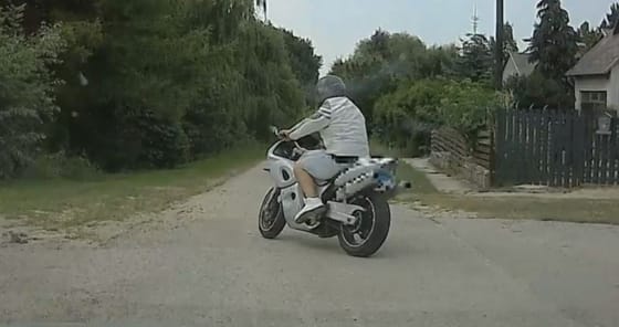 Hiába tiltották el négyszer a vezetéstől, bedrogozva száguldozott motorjával egy férfi – videó