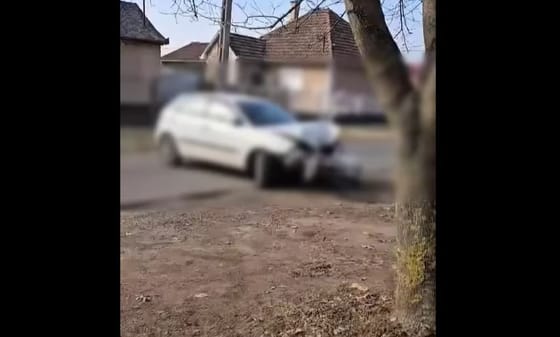 Ivott alkoholt? – kérdezték az oszlopnak hajtó autóstól, aki erre fogta magát, visszaült összetört autójába és elhajtott