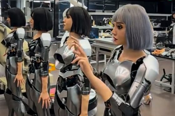 Egy zavarba ejtő videó betekintést enged a humanoid robotok „szülészetére”