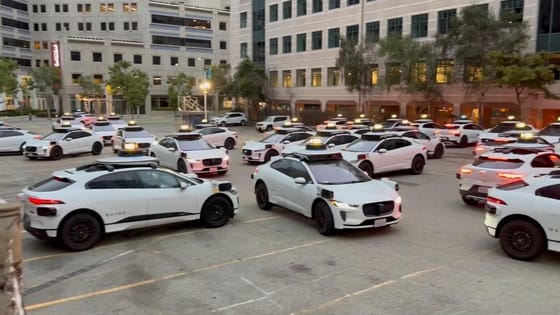 Visszahívja rengeteg robotaxiját a Google cége, mert nekimennek nyilvánvaló akadályoknak