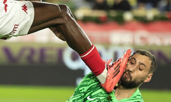 Ijesztő jelenet: teli talppal szállt bele Donnarumma arcába a Monaco focistája – videó