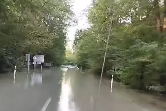 Így öntötte el a víz a régi 2-es főutat Vác és Göd között