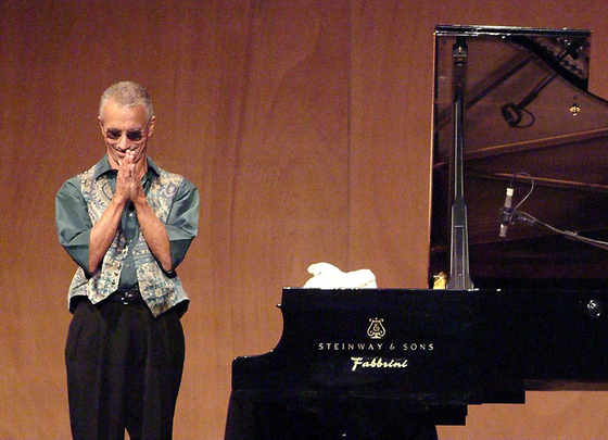 Nyolcvan éves Keith Jarrett, akinek a koncertjein köhögni sem lehet
