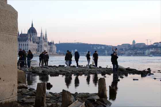 Képek: turisták nyüzsögnek az apadó Duna medrében Budapesten