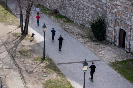 Évente hatezer forint, de amíg nincs nyilvántartás, sokan nem fizetik a rollerbiztosítást