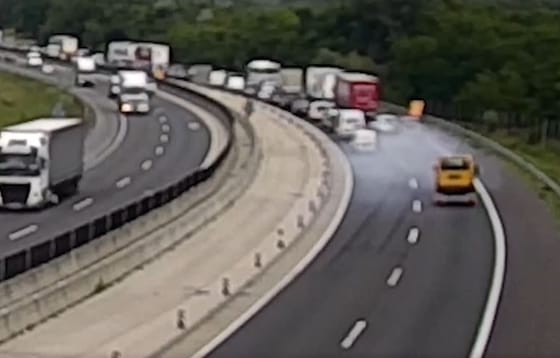 Ötven méteren át füstölő gumikkal vészfékezett egy autós az M1-esen – videó