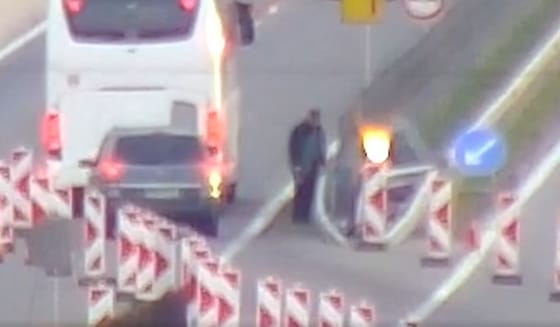 Átsétált egy autós az M85-ös autópályán, majd nekiállt a szalagkorlátot tapogatni – videó