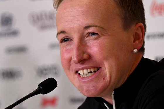 Friss hírek: A kanadai női focicsapat vezetőedzője, Bev Priestman az új-zélandiak edzését figyelte meg felülről.