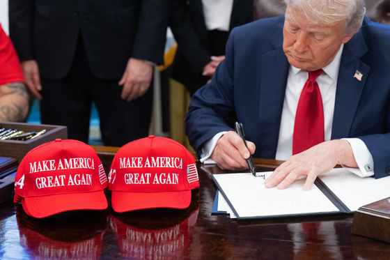 Trumpnak elég volt kimondania a vám szót, és megnyekkent az amerikai GDP
