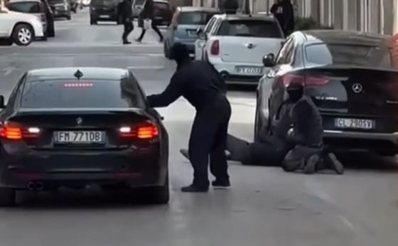 Fényes nappal úgy loptak el egy sokmilliós Mercedest Olaszországban, hogy egy BMW-vel eltolták – videó
