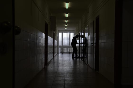 Zárt osztályra szállítottak egy koponyasérült férfit, meghalt
