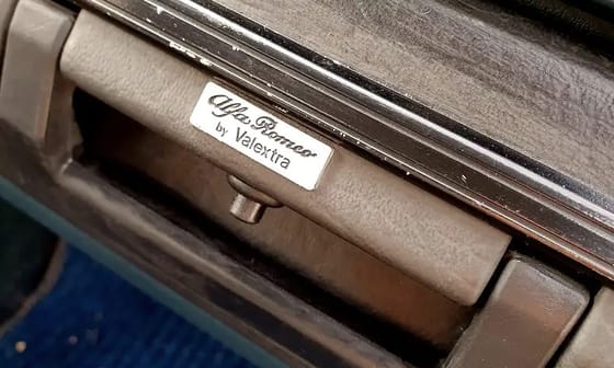 Műszerfalba csúsztatható aktatáskával csábít vásárlásra ez a ritka Alfa Romeo