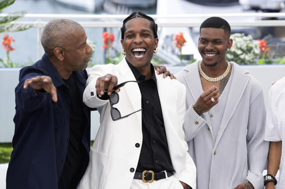 Denzel Washingtont alaposan felbĹ‘szĂtette egy tĂşlbuzgĂł fotĂłs Cannes-ban – videĂł