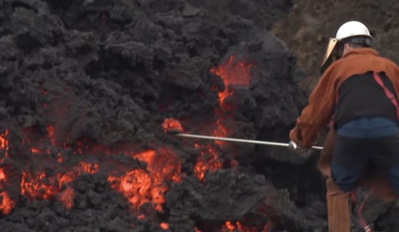 Mintát vettek a tudósok az izlandi lávából – videó
