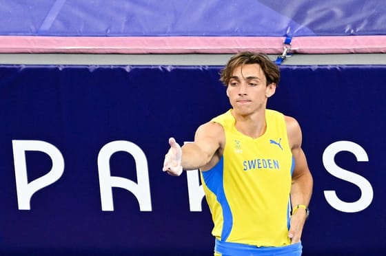 A mémmé vált török sportlövőt megidézve ünnepelt a rúdugrás olimpiai bajnoka - fotó