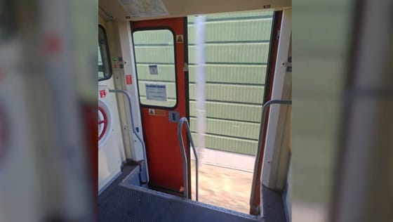 Nyitott ajtóval ment 120-szal Budapestről Székesfehérvárra a Vízipók sebesvonat – videó
