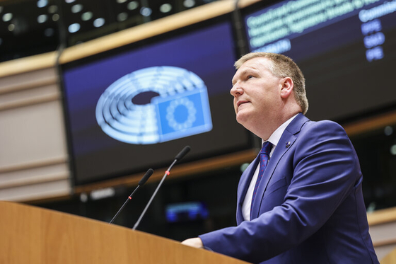 „Arra várunk, hogy ellenzéki politikusok essenek ki az ablakon?” – az EP-ben vitáztak az „átláthatósági” törvényről