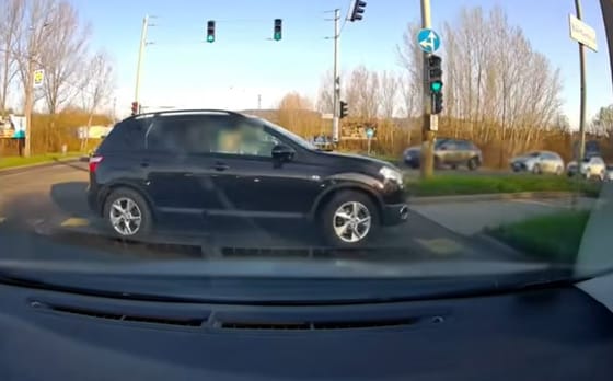 Élesben gyakorolhatta a vészfékezést egy oktató és a tanítványa az Egér úton – videó