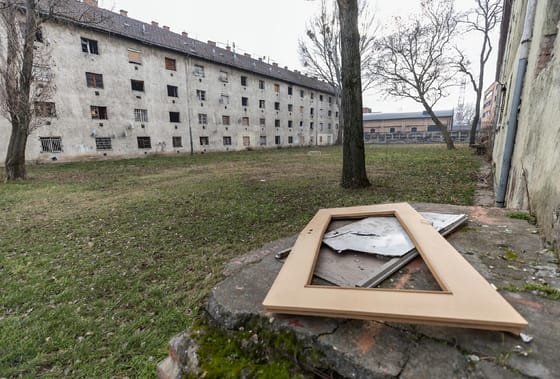 Elkezdték bontani a Hős utcai gettót