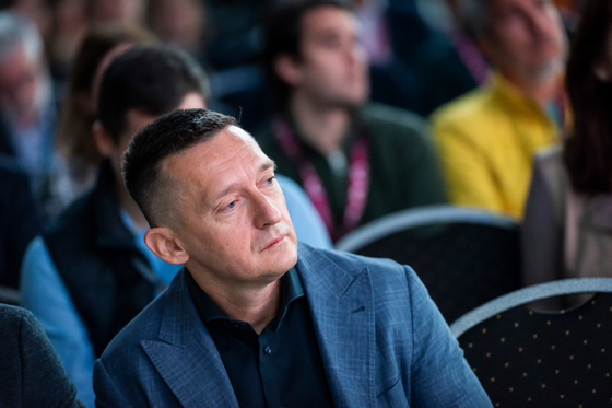 Nőnapi csokrokra 3,5 milliót költött Rogán minisztériuma, a Navracsics-tárca ugyanennyiért vett rejtjelező készüléket