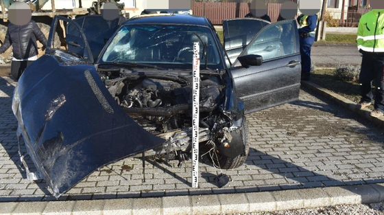 Megcsúszott a száguldó autó a vizes úton Érsekvadkerten, ketten súlyosan megsérültek