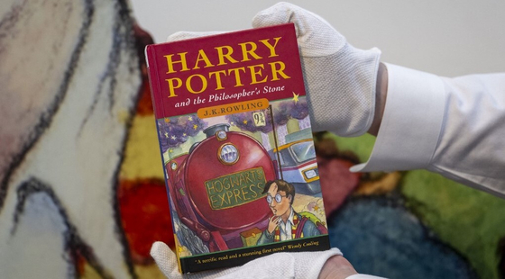 Majdnem a szemétben landolt, végül 10 millió forintért kelt el egy Harry Potter-könyv