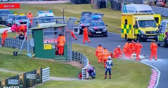 Két motoros meghalt egy brit versenypályán történt tömegbalesetben